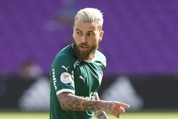 Lucas Lima, do Palmeiras, é flagrado em balada clandestina. Veja