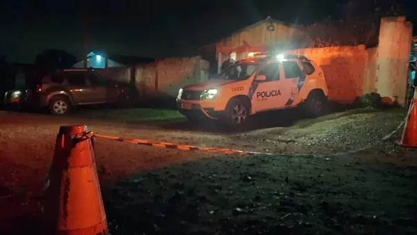 Imagem colorida de viatrua da PM em frente da casa do casal morto a tiros no Paraná - Metrópoles