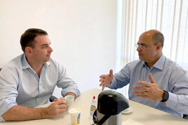 Witzel e Flávio Bolsonaro vão a Israel comprar drone que dispara tiros