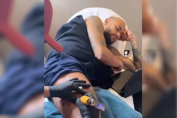 Neymar faz nova tatuagem