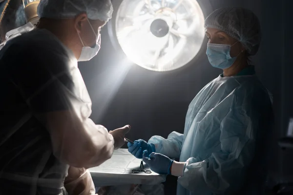 Imagem colorida de médicos na sala de cirurgia-Metrópoles