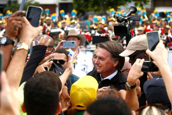 Sem poder exibir 7/9, Bolsonaro acusa “mais uma interferência do TSE”