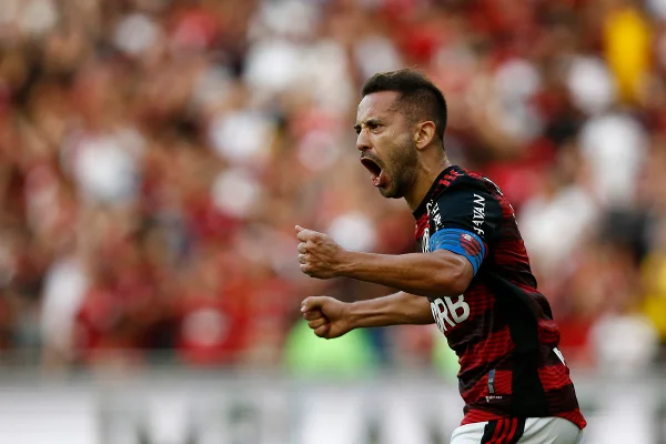 Everton Ribeiro comemorando gol
