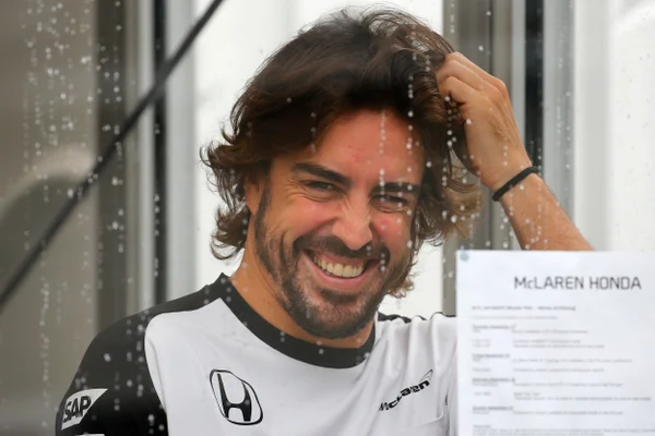 Alonso minimiza polêmica na McLaren e diz que continua na equipe até 2017