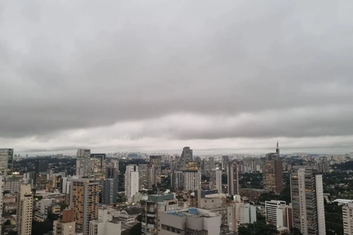 Semana foi marcada pela sensação de frio e temporais em SP. Previsão de sábado (27) e domingo (28) mostra elevação gradativa da temperatura - Metrópoles