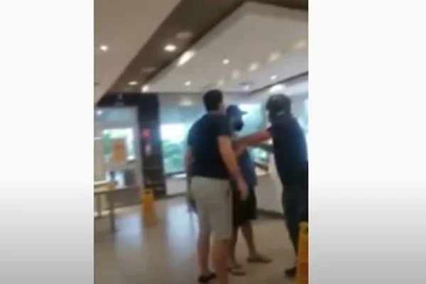 Vídeo: homem surta por causa de catchup e ataca funcionários do McDonald’s