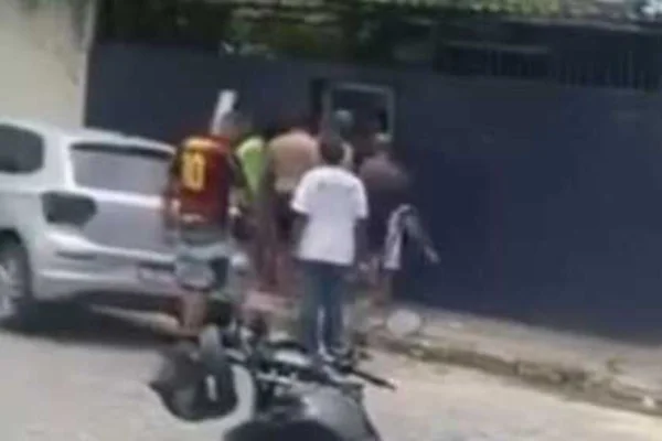 Filho mata mãe idosa a facadas, leva tiro de policial e acaba preso - Metrópoles