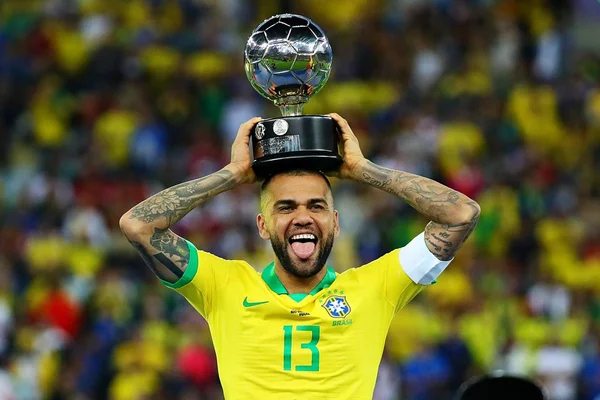 Mais um na lista de Dani Alves! Arsenal está na disputa pelo lateral