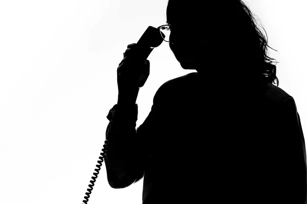 Imagem ilustrativa de pessoa usando telefone