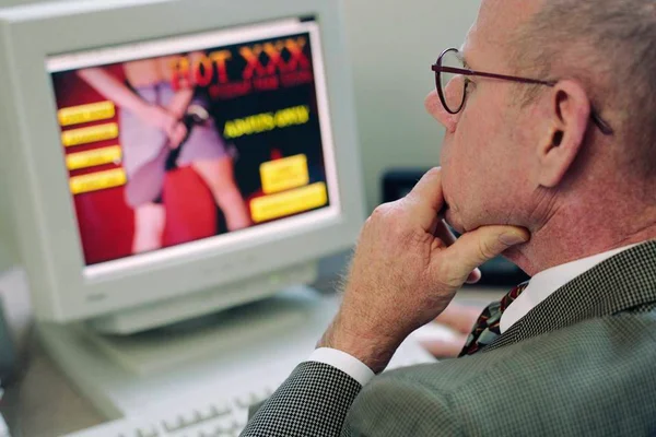 Homem olhando pornografia no computador
