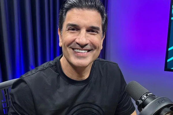 Vídeo: Edu Guedes se emociona em retorno à TV após retirada de tumor - destaque galeria Vídeo: Edu Guedes se emociona em retorno à TV após retirada de tumor - destaque galeria