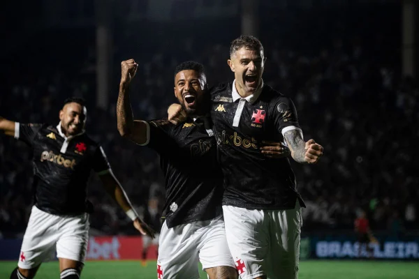 Brasileirão: Vasco 5 x 1 no Coritiba na volta a São Januário