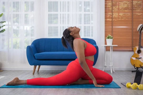 Mulher praticando pilates - Metrópoles