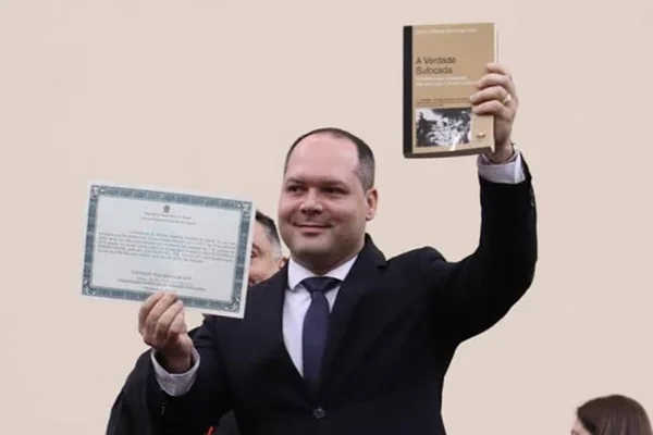 Deputado do PSL defende livro de torturador da ditadura nas escolas
