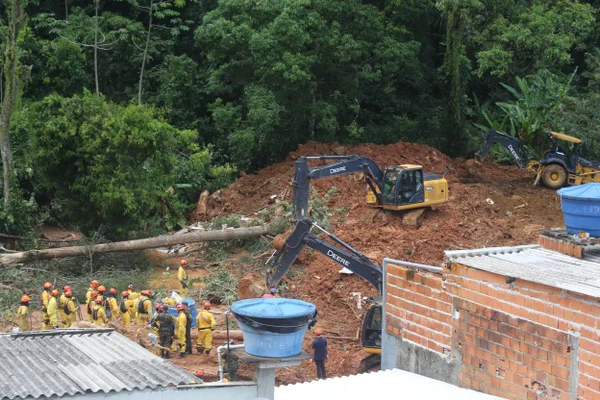 Ministros anunciam R$ 120 milhões para litoral de SP após chuvas