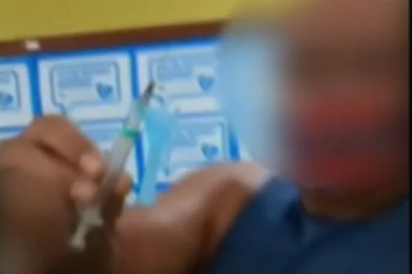 Homem toma seringa de enfermeira e aplica vacina no próprio braço