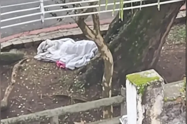 Mulher dormindo na rua é confundida com cadáver em Curitiba