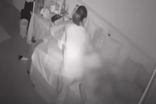 Vídeo: técnica de enfermagem quebra braço de menina acamada no DF