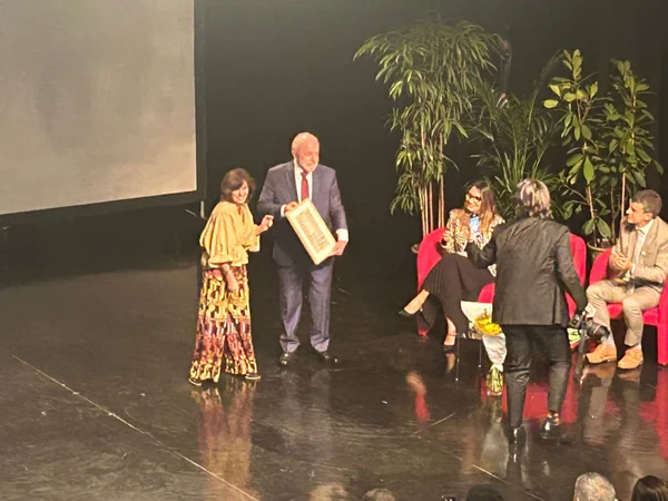 Em Paris, Lula recebe título em universidade e defende regulação de IA