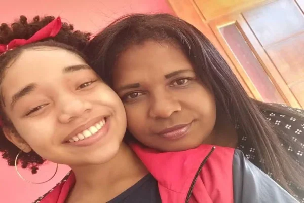 Imagem colorida da Emily ao lado da mãe Liane - Metrópoles