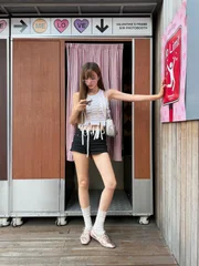 O modelo combina com shorts mais curtos e blusas detalhadas O modelo combina com shorts mais curtos e blusas detalhadas