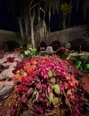 Para a mesa dos convidados, as flores complementaram a ambientação do espaço