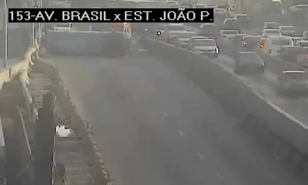 Ônibus capota, bloqueia o trânsito e deixa seis feridos. Veja