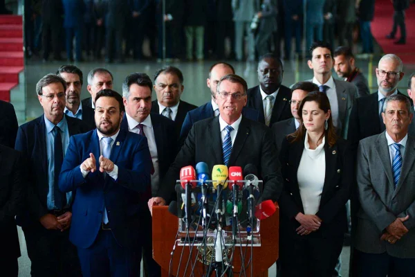 Em 1° pronunciamento, Bolsonaro não reconhece derrota e fala em cumprir a Constituição