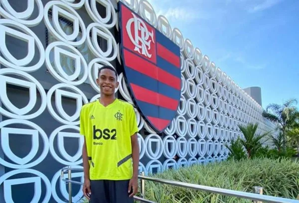 Flamengo vence briga com o Galo e contrata revelação do América
