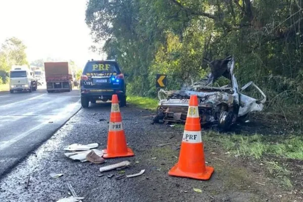 Carro pega fogo após colidir com caminhão e quatro morrem no RS