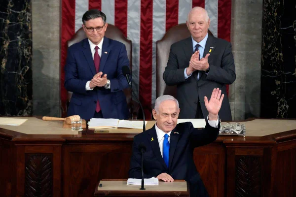 Imagem colorida mostra o primeiro-ministro de Israel, Benjamin Netanyahu, durante discurso no Congresso dos EUA - Metrópoles