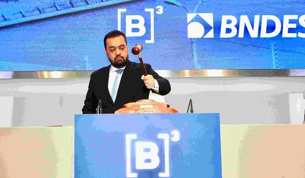 governador Cláudio Castro bate o martelo da segunda etapa de leilão da Cedae