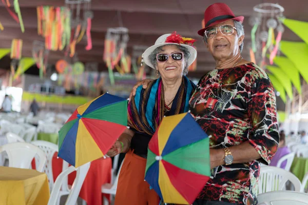 Foto colorida de idosos curtindo o carnaval