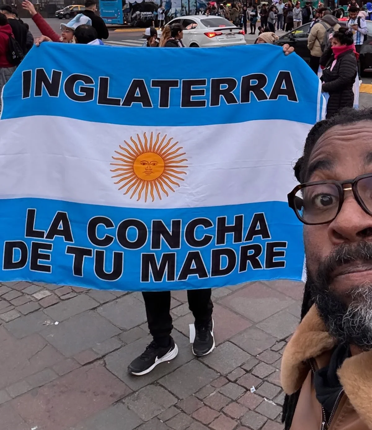 Lázaro Ramos mostra torcida dos Argentinos pelas ruas de Buenos Aires Lázaro Ramos mostra torcida dos Argentinos pelas ruas de Buenos Aires