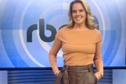 Dani Ungaretti posa nos bastidores da RBS TV