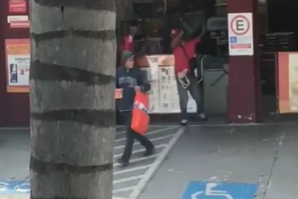 Imagem colorida de suspeitos roubando um mini-mercado na zona leste de São Paulo - Metrópoles