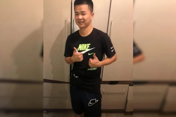 homem chinês sorrindo
