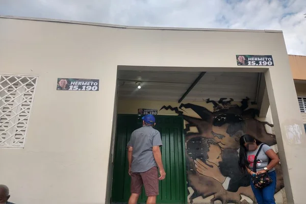 Adesivos de candidato à CLDF são colados em parede de escola