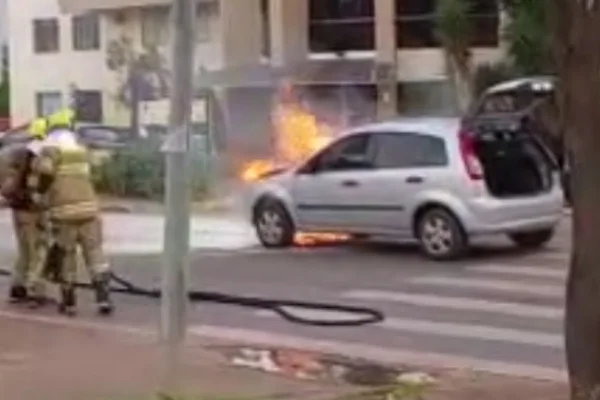 carro pegando fogo