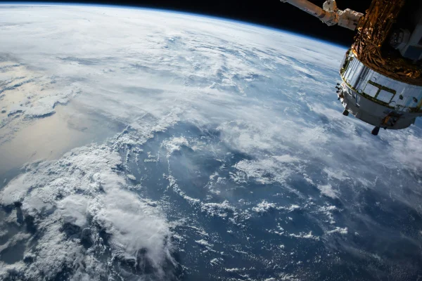 Imagem colorida de uma nave no espaço - Metrópoles