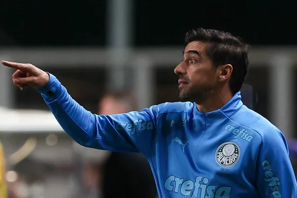 Foto colorida de Abel Ferreira