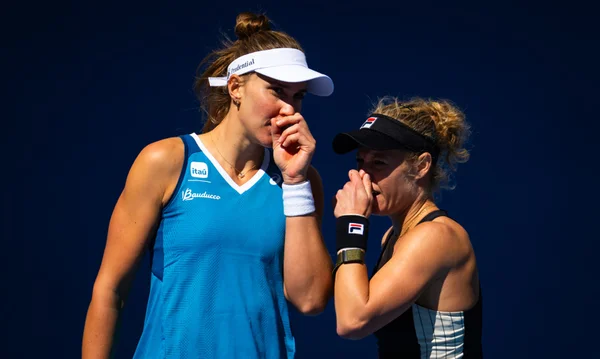 Imagem colorida de Bia Haddad e Laura Siegemund - Metrópoles