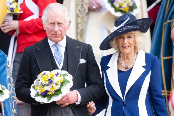 Vídeo: Charles e Camilla são recebidos com vaias durante visita a York