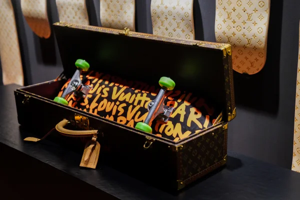 A imagem mostra um skate da Louis Vuitton - Metrópoles