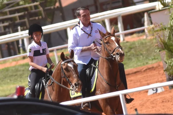 Em regimento da PMDF, Bolsonaro cavalga ao lado da filha, Laura