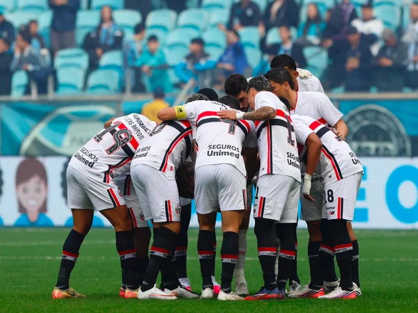 Jogadores do São Paulo em partida diante do Grêmio