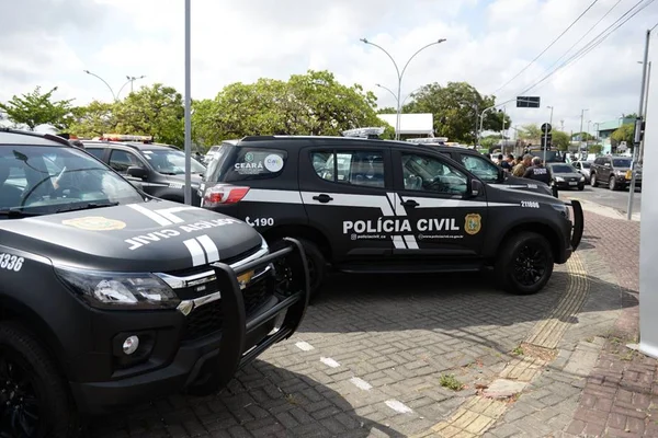 Foto colorida de carros da Polícia Civil do Ceará cozinheiro - Metrópoles