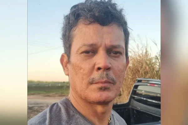 Imagem colorida mostra Magrelo, homem branco de cabelo curto, sem barba, em ambiente aberto em dia ensolarado - Metrópoles