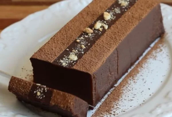 Terrine de chocolate decorado em cima de um prato branco