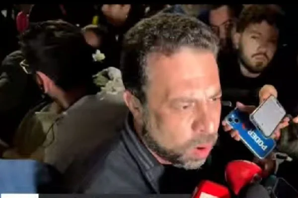 Imagem colorida mostra Guilherme Boulos em ato na Paulista - Metrópoles